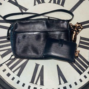 Black epi Louis Vuitton crossbody with matching LV black epi wallet! Authentic🧡